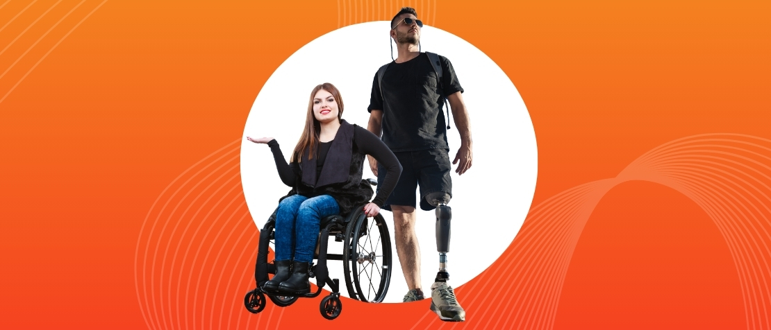 Kobieta na wózku, obok niej stoi mężczyzna z protezą nogi.