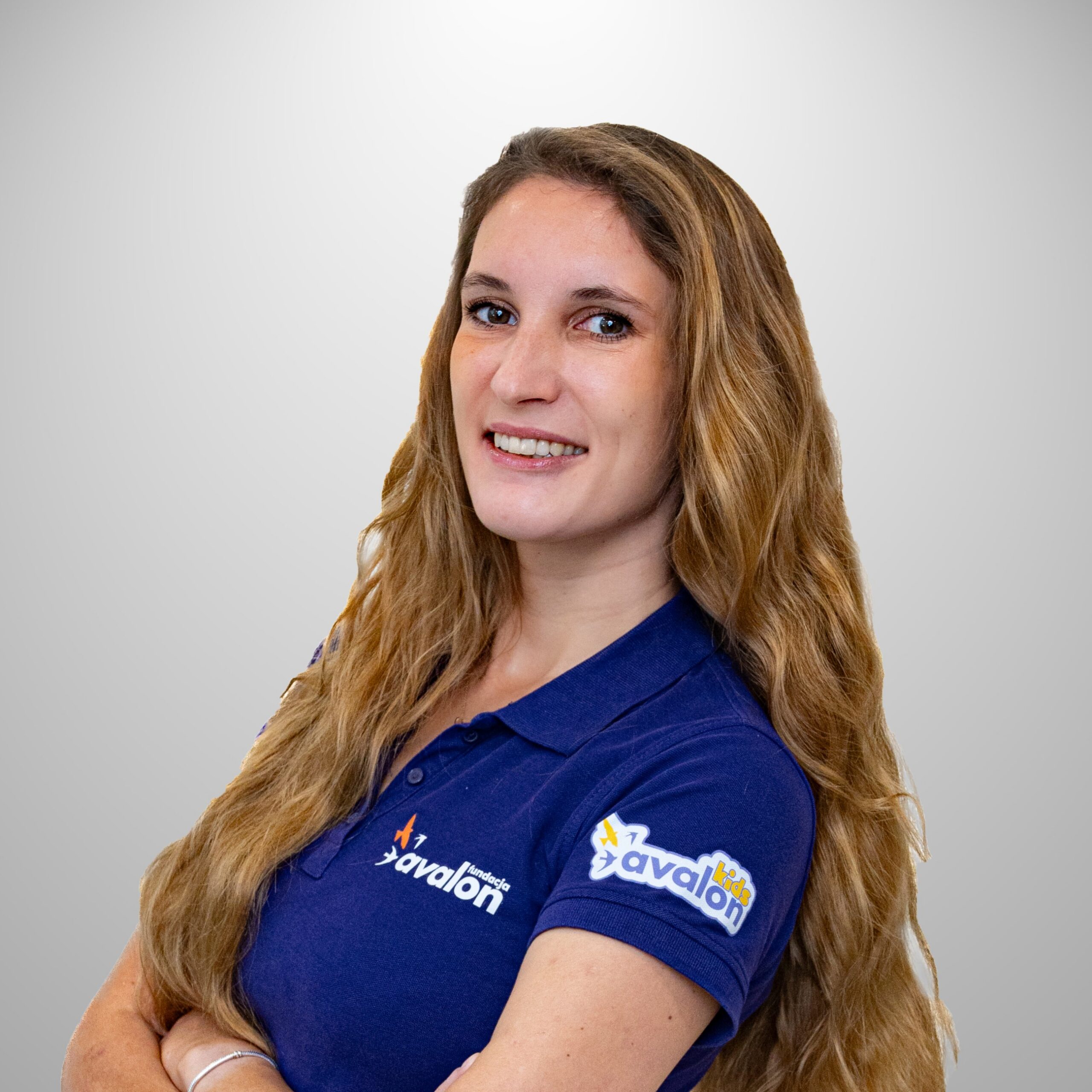 Uśmiechnieta Natalia Sławek w fioletowej koszulce fizjoterapeuty dziecięcego.