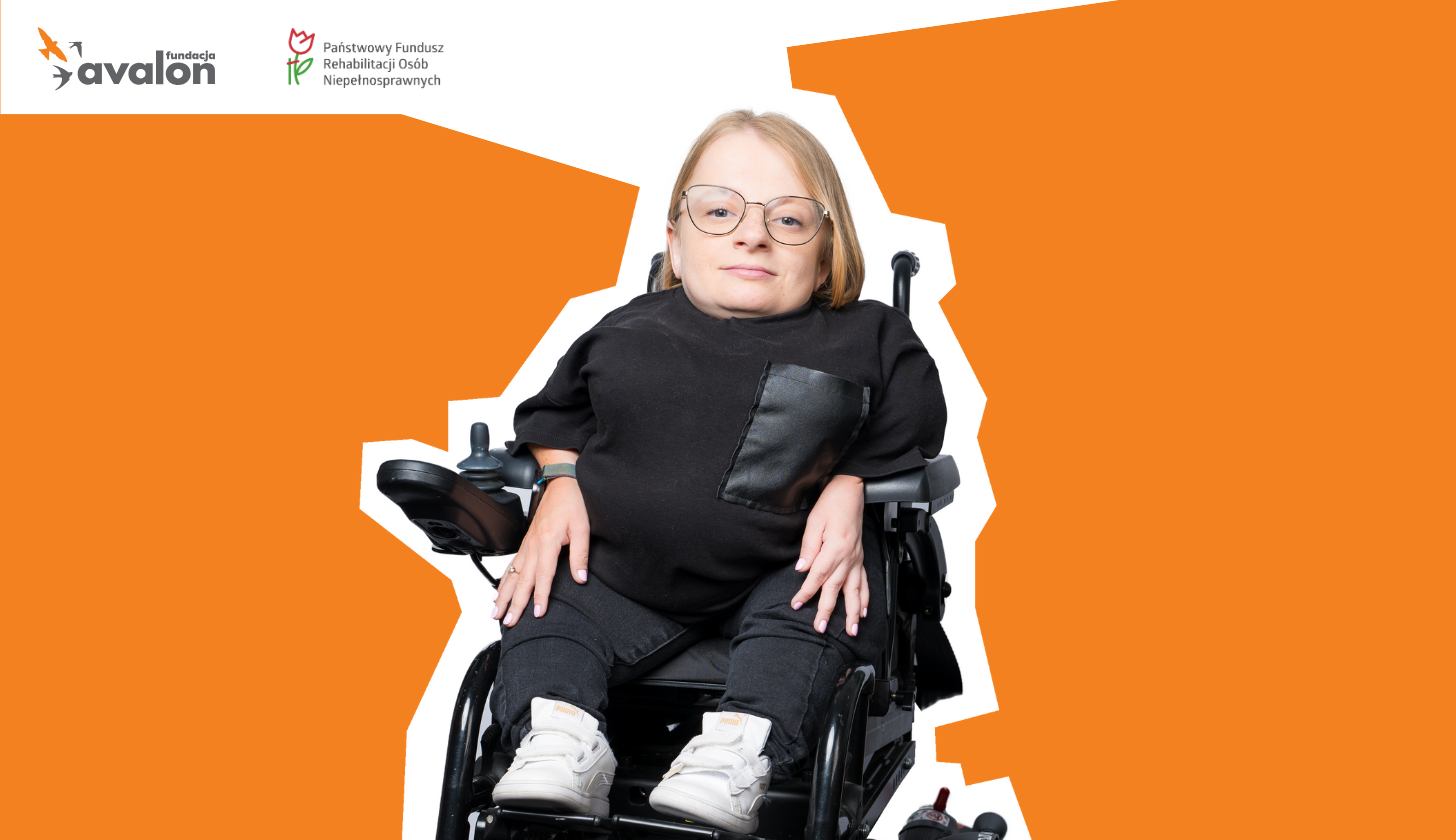 Osoba na wózku w okularach i czarnym ubraniu na pomarańczowym tle. Logo Fundacji Avalon i PFRON w rogu.