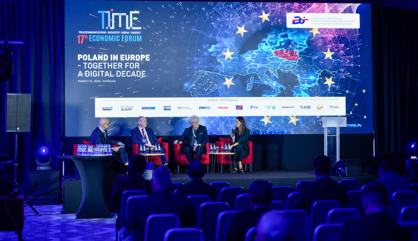 Fot. Piętka Mieszko/AKPA Zdjęcie sali koferencyjnej podczas 17. Forum Gospodarczego TIME. Widać widownie oraz scenę na której znajduje się czterech panelistow siedzących w czerwonych fotelach..