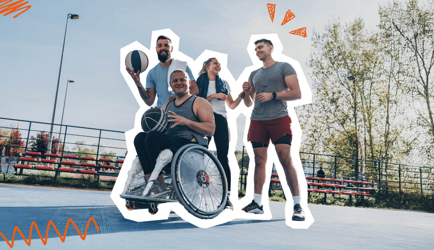 Grupa osób z niepełnosprawnościami przebrana w stroje sportowe; w tle boisko na świeżym powietrzu.