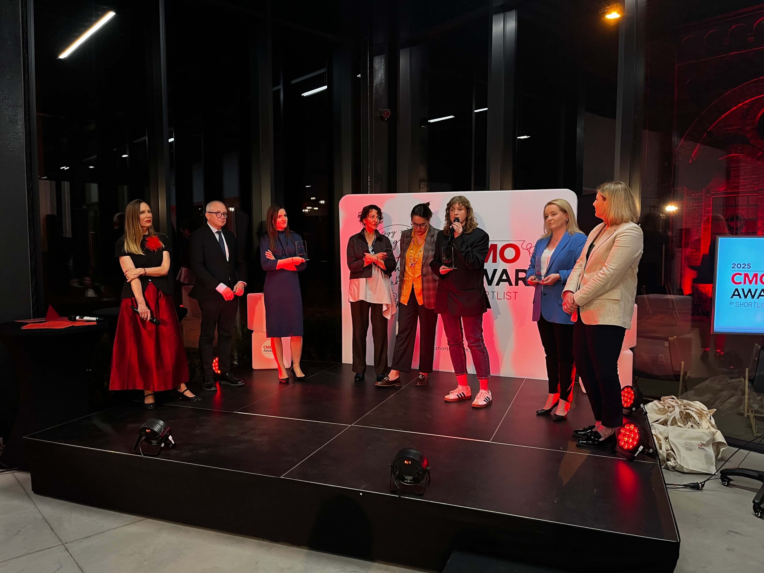 Maria Wachowicz przemawia na scenie CMO Awards trzymając w ręku statuetkę.