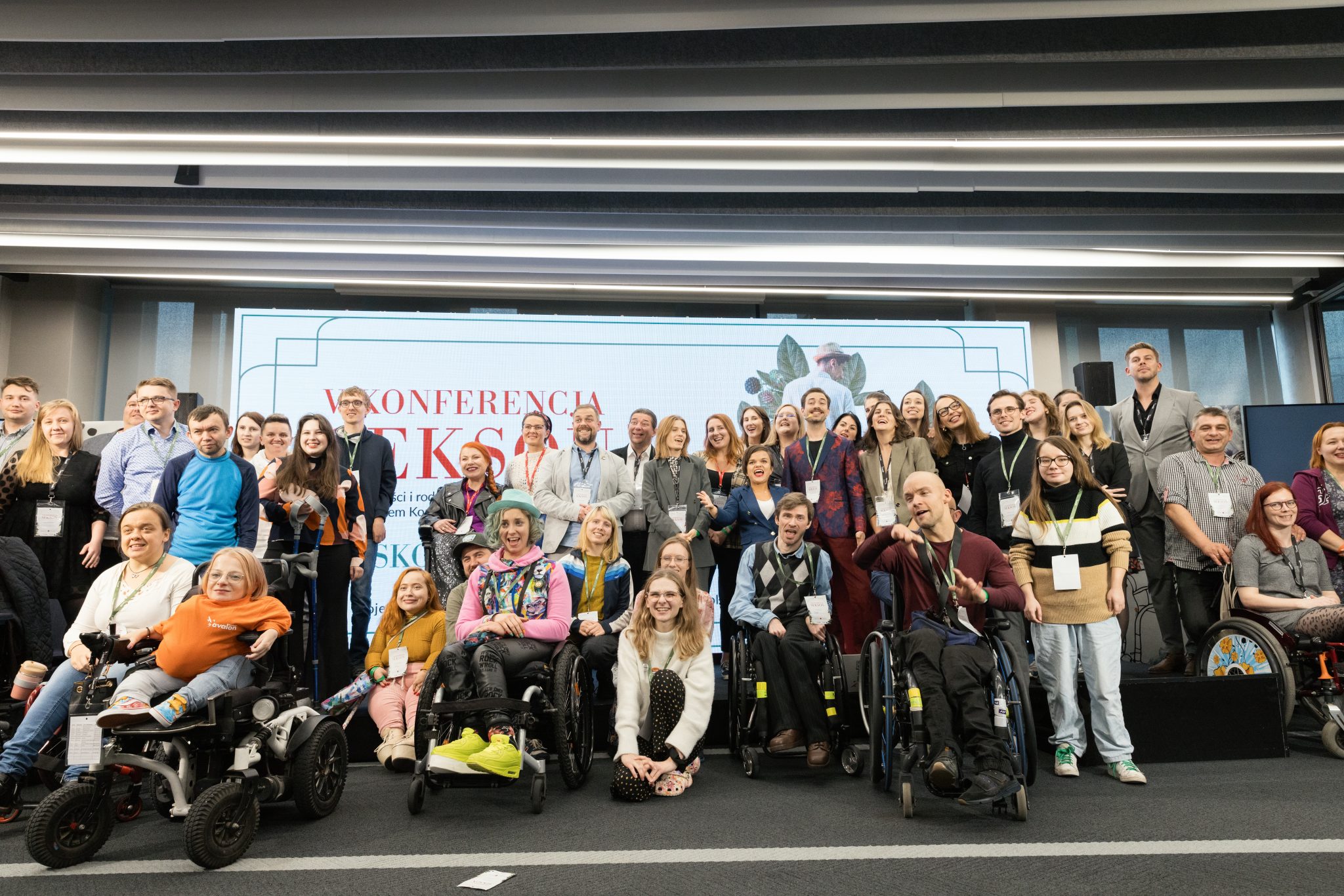 grupa osób pozuje do zdjęcia grupowego podczas konferencji sekson