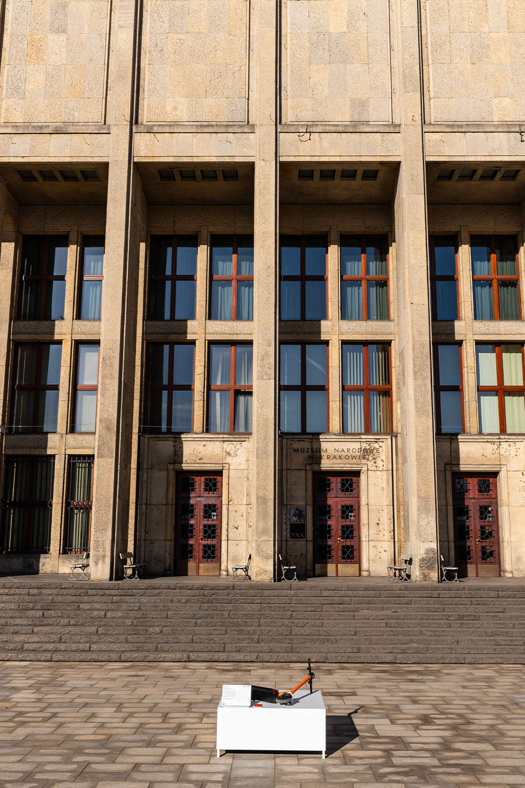 „Upadła hulajnoga” to symbol braku wyobraźni osób korzystających z miejskich hulajnóg elektrycznych oraz środków transportu, które mogą utrudniać bezpieczne i sprawne przemieszczanie się wszystkim użytkownikom przestrzeni publicznej.