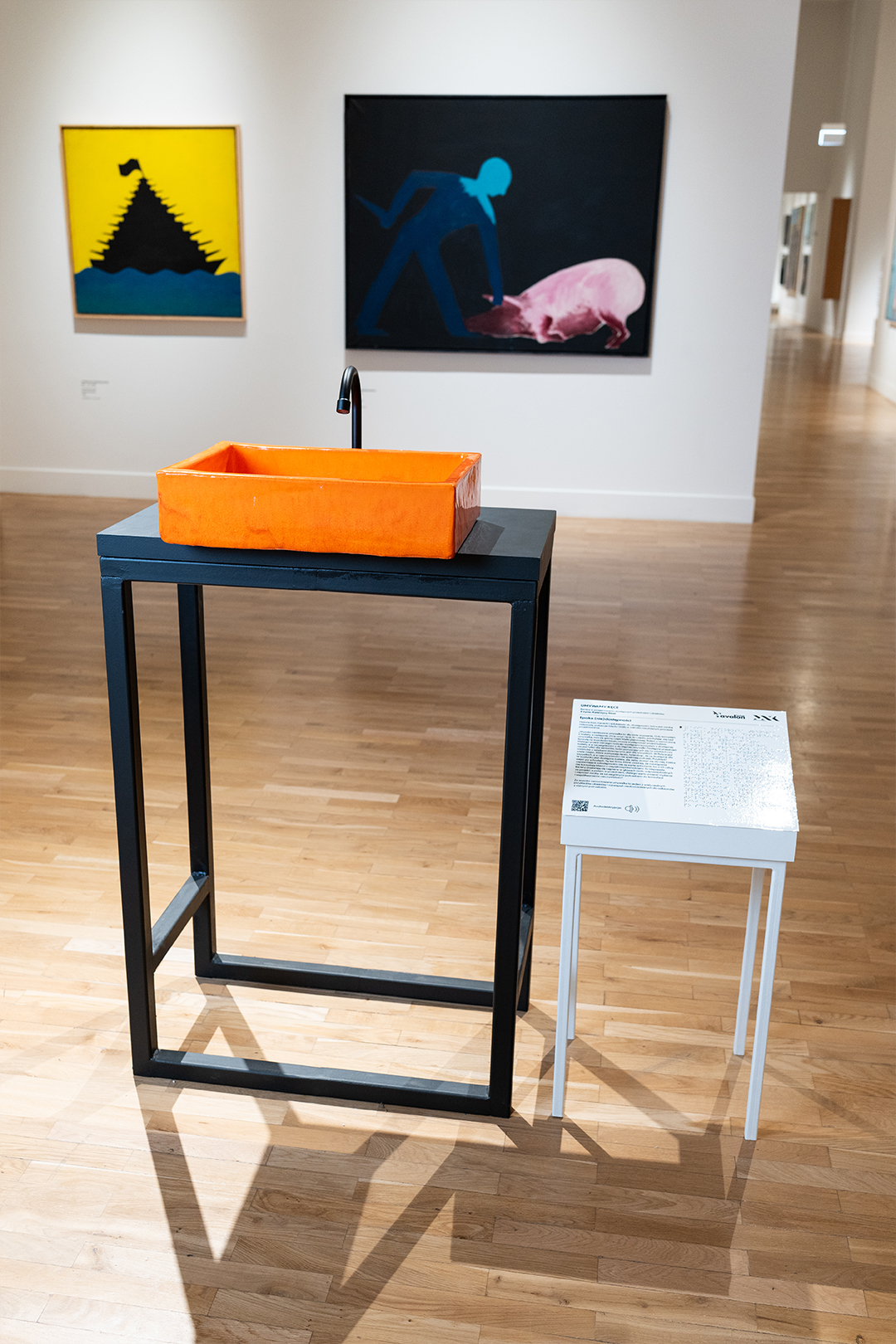 Za wysoko zamontowana umywalka to jeden z wielu realnych przykładów obiektów i rozwiązań niedostosowanych do odbiorców z różnymi potrzebami.