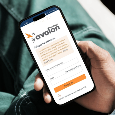Na ekranie telefonu wyśiwtlony ekran logowania do panelu subkonta Fundacji Avalon.