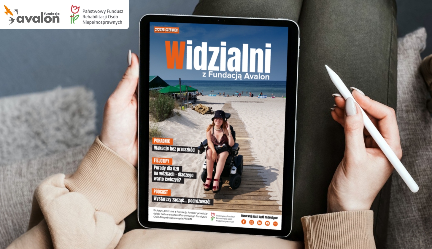 Wizualizacja 2 numeru biuletynu Widzialniz fundacją Avalon na tablecie. W lewym górnym rogu logo Fundacji Avlon i PFRON.