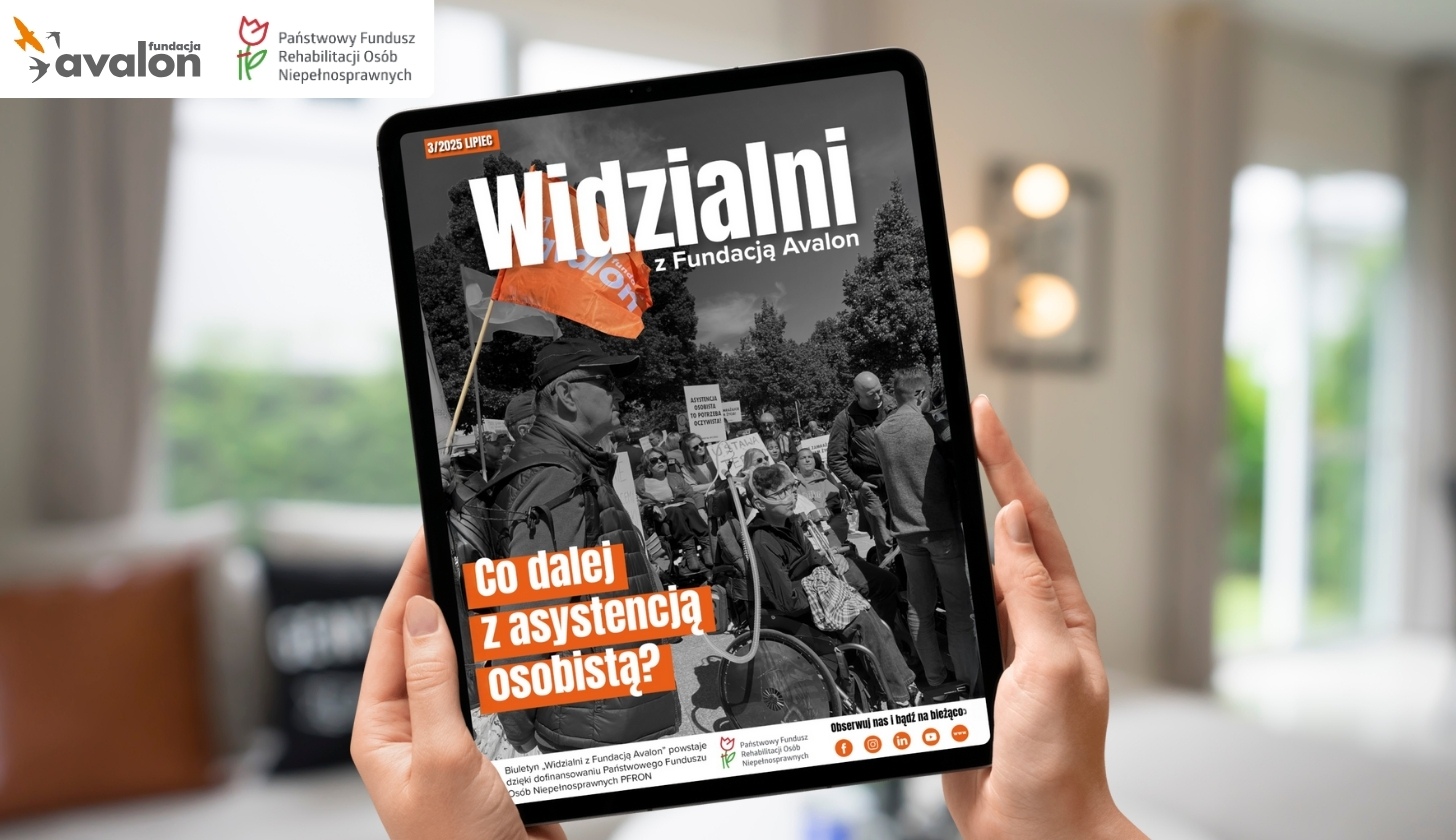 Wizualizacja lipcowego numeru biuletynu Widzialni z Fundacją Avalon na tablecie. W lewym górnym rogu logo Fundacji Avalon i PFRON.