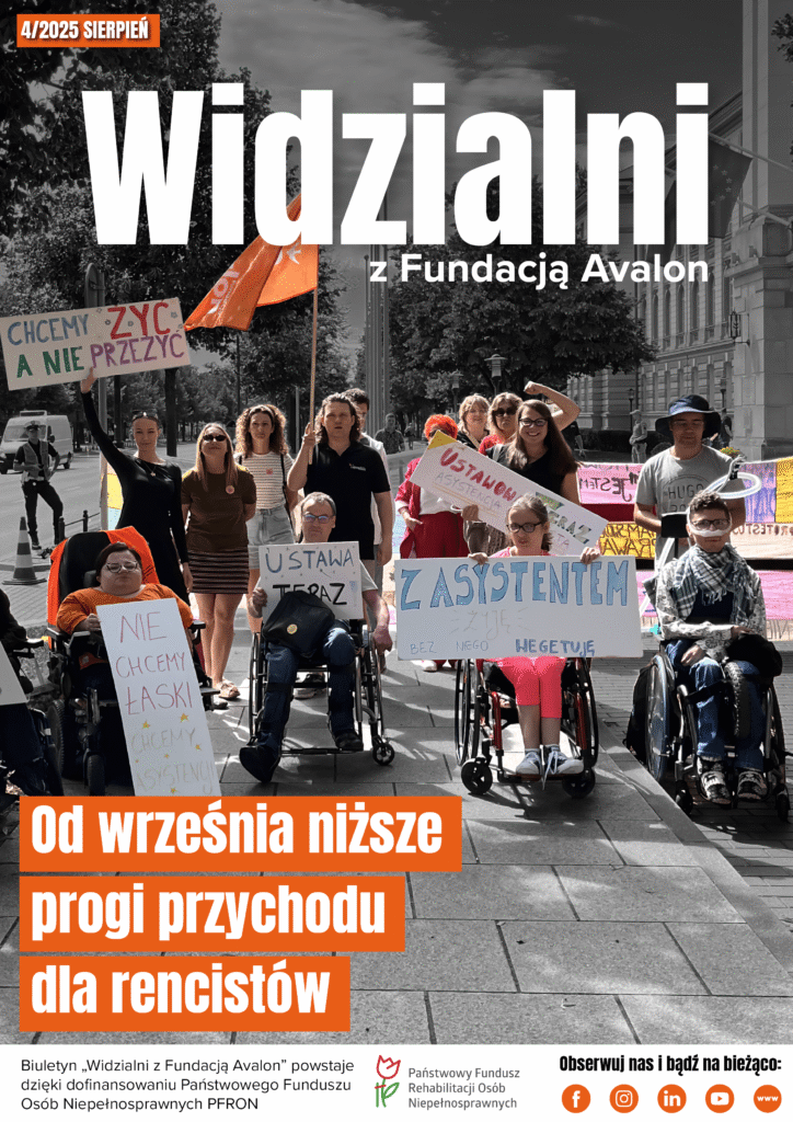 Okładka sierpniowego biuletyny "Widzialni", na której znajduje się grupowe zdjęć osób z niepełnosprawnościami i bez niepełnosprawności z protestu. Osoby trzymają transparenty i flagę z logotypem Fundacji Avalon.