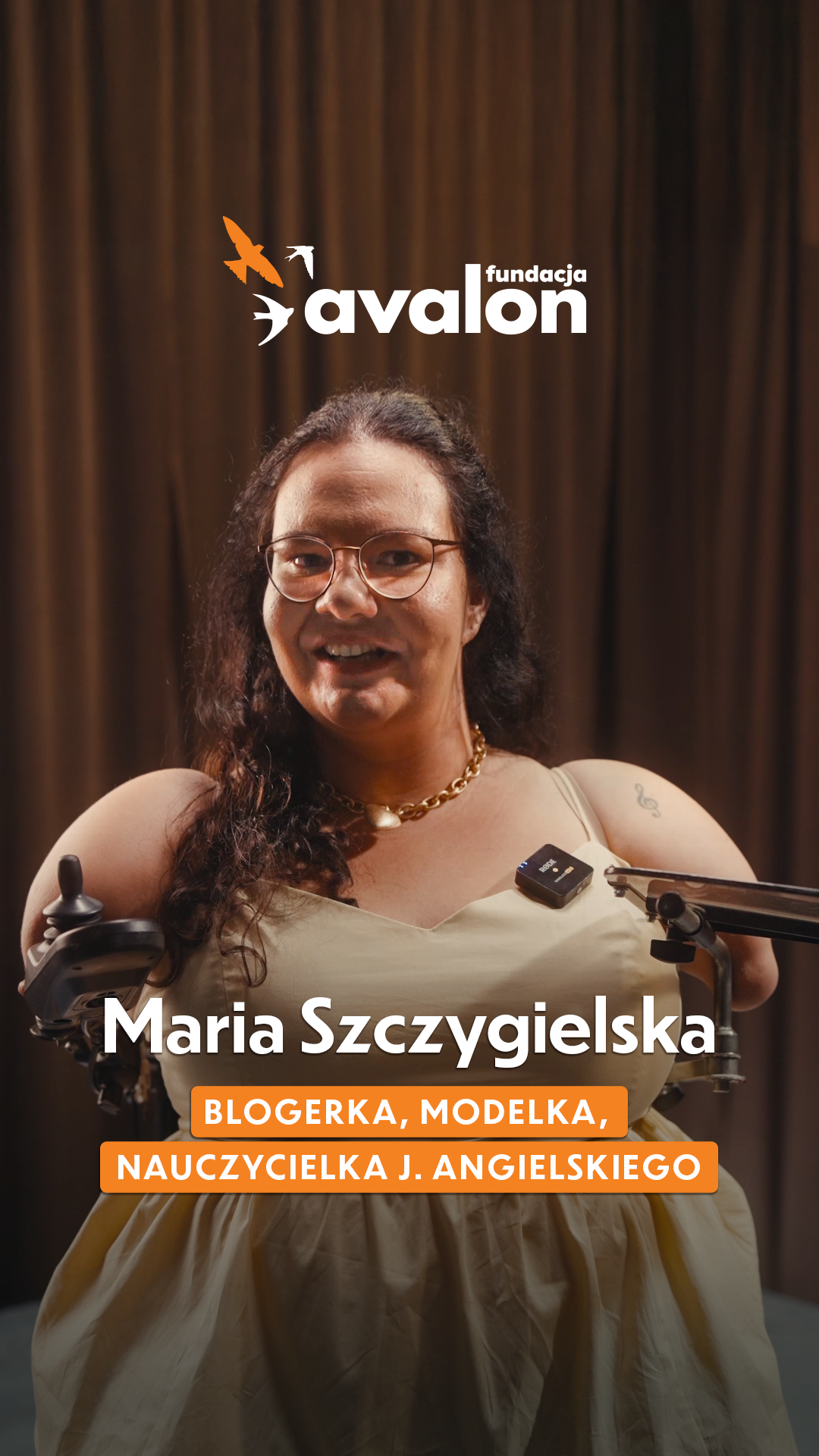 Uśmiechnięta Maria w jasnej sukience. Napis: Maria Szczygielska Blogerka, modelka, nauczycielka angielskiego.