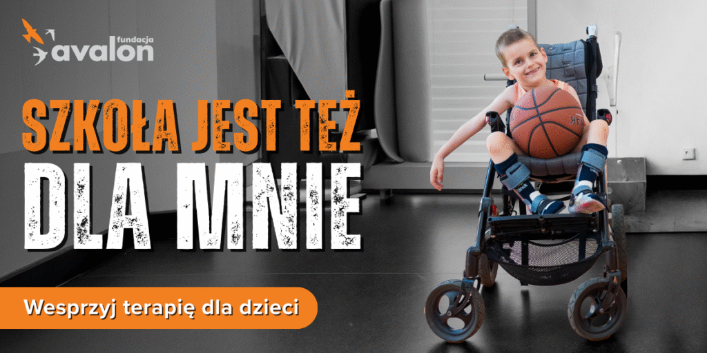 Uśmiechnięty chłopiec na wózku trzyma na kolanach piłkę do koszykówki.