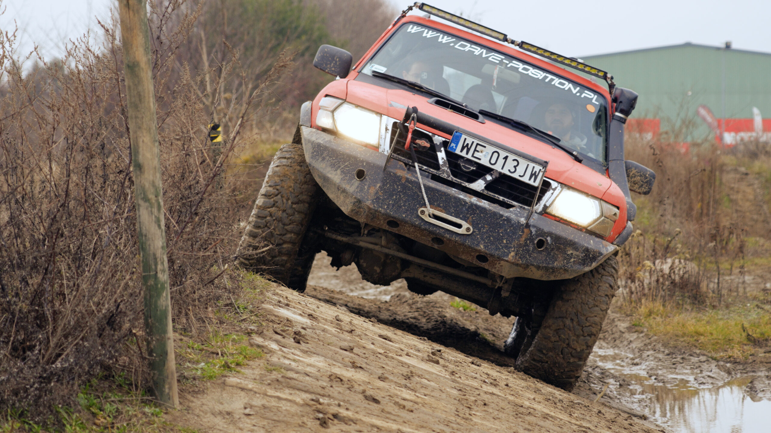 30 – AE2024 Offroad – stopklatki (1) Duży, czerwony samochód terenowy widziany z przodu.