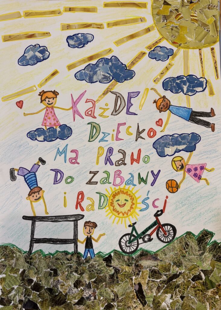 Obrazek z wydzieranki. Na środku napis Każde dziecko ma prawo do zabawy i radości. Wokół postaci różnorodnych dzieci, bawiących się. W prawym górnym rogu duże żółte słońce.