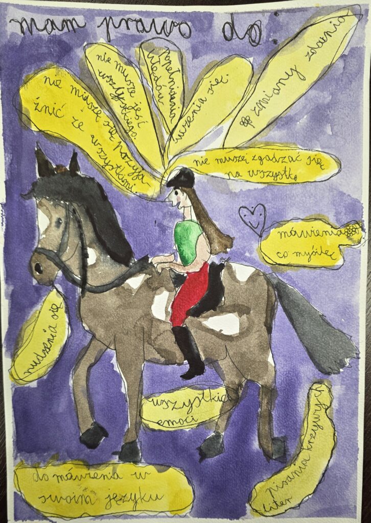 Rysunek dziewczyny na koniu. Wokół niej dymki z napisami: nie musze się przyjaźnić ze wszystkimi, nie muszę jeść wszystkiego, popełniania błędów, uczenia się, zmiany zdania, nie muszę zgadzać się na wszystko, mówienia co myślę, nudzenia się, wszystkich emocji, pisania krzywych liter, do mówienia w swoim języku.