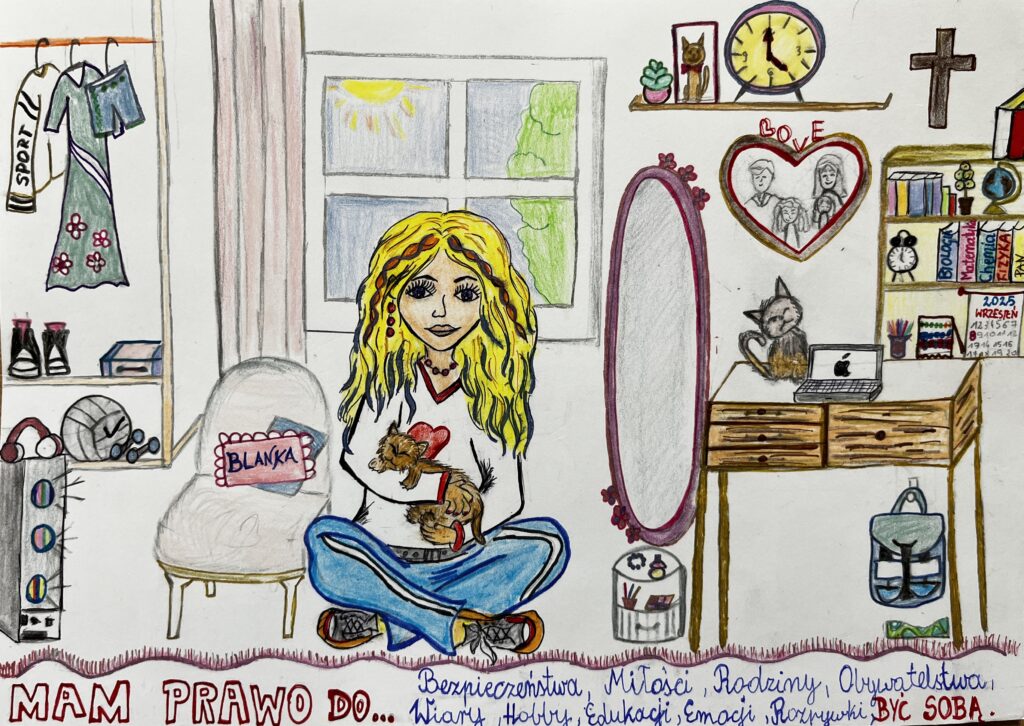 Blondwłosa dziewczyna siedzi po turecku na podłodze w pokoju. Na reku trzyma pieska. Pod nią napis: Mam prawo do bezpieczeństwa, miłości, rodziny, obywatelstwa, wiary, hobby, edukacji, emocji, rozrywki, być sobą.
