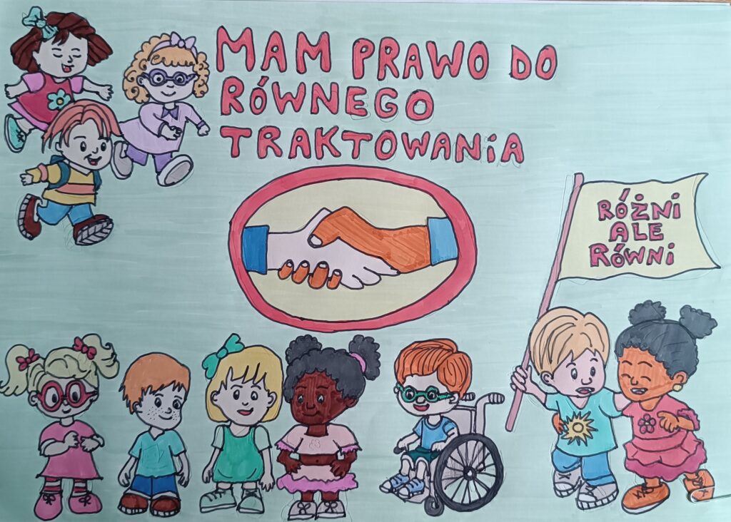 Na rysunku dziesiątka różnorodnych dzieci. Na środku dwie ściskające sie dłonie, nad nimi napis: mam prawo do równego traktowania.