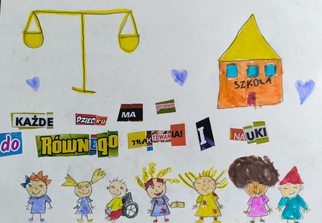 W lewym górnym rogu waga, w prawym górnym rogu szkoła, na dole siódemka różnorodnych dzieci. Napis wykonany techniką kolażową: Każde dziecko ma prawo do równego traktowania i nauki.