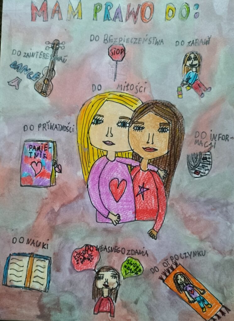 W centrum obrazka dwie przytulające się dziewczynki - jedna z nich ma jasne włosy i jasną karnację, druga ciemne włosy i ciemną karnację. Wokół nich wypisane prawa wraz z symbolicznymi rysunkami: do zainteresowań, do bezpieczeństwa, do zabawy, do prywatności, do miłości, do informacji, do nauki, do własnego zdania, do odpoczynku.