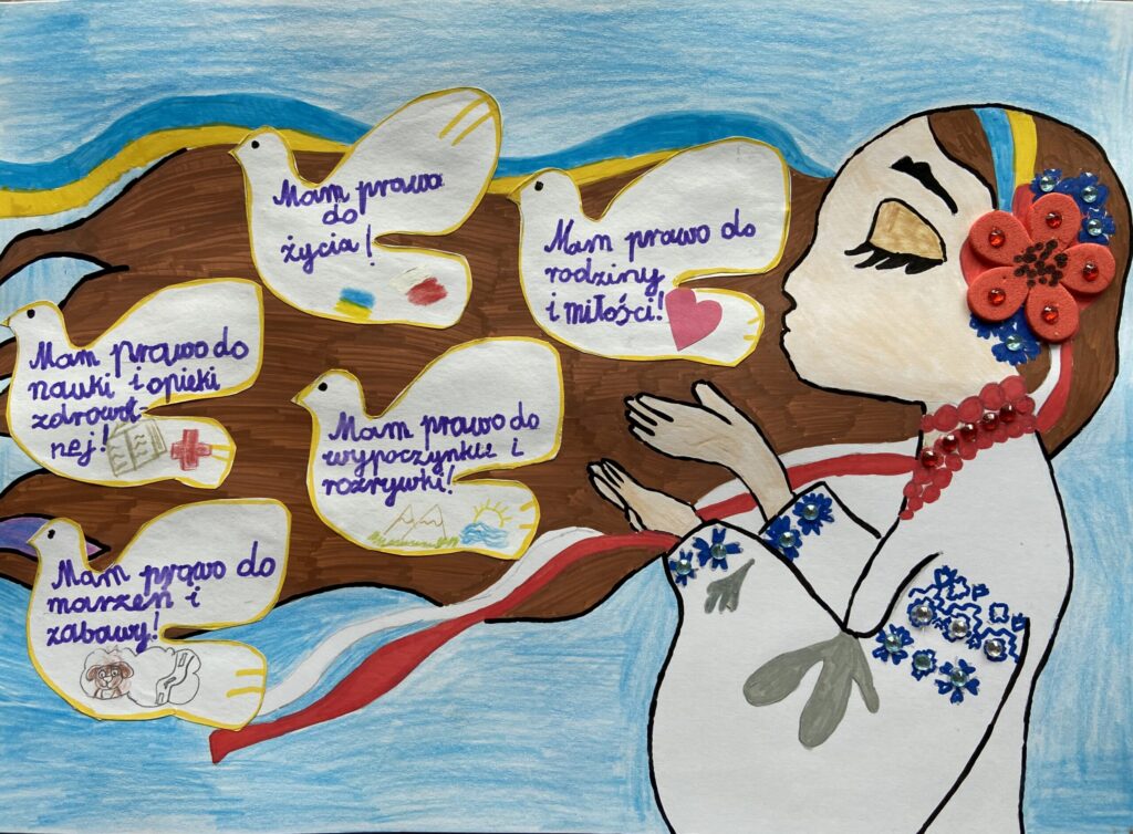 Dziewczynka w stroju ukraińskim z rozwianymi włosami. We włosach ma gołębie z różnymi prawami: do rodziny i miłości, do życia, do wypoczynku i rozrywki, nauki i opieki zdrowotnej, marzeń i zabawy.