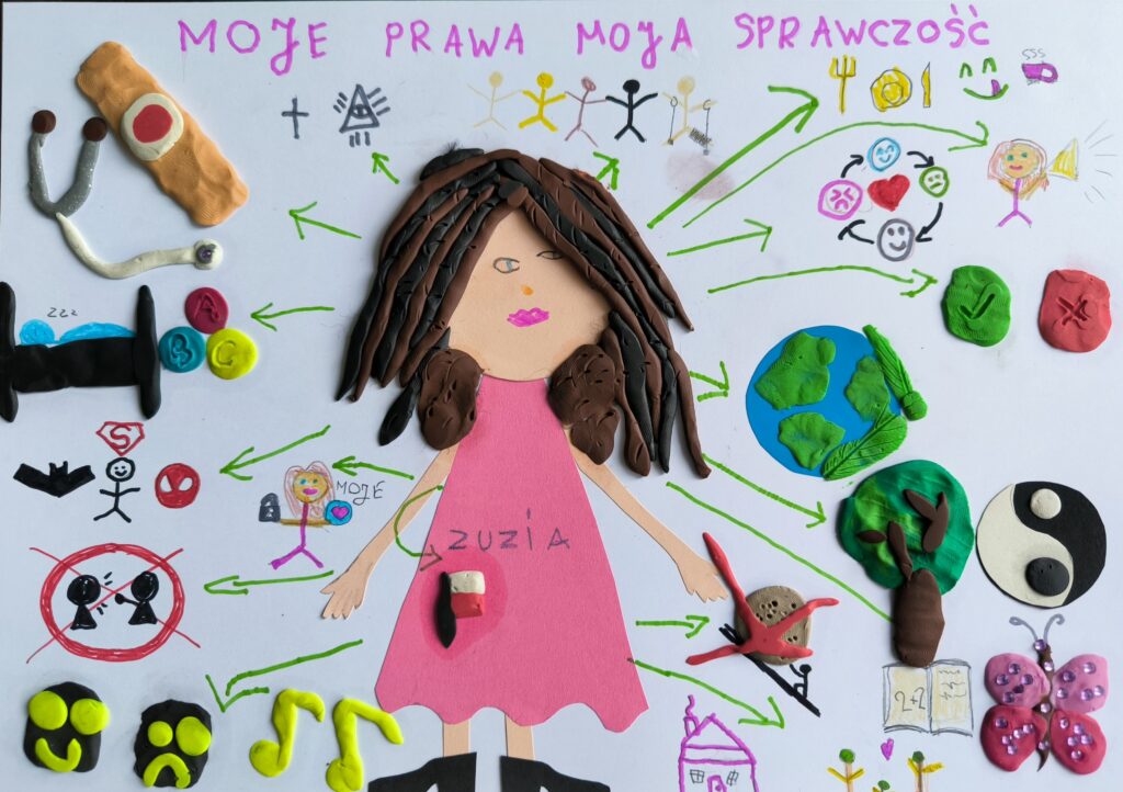 Na środku dziewczynka o brązowych włosach i różowej sukience, wokół symbole różnych praw, nad nią napis Moje prawa moja sprawczość. Praca wykonana z plasteliny.