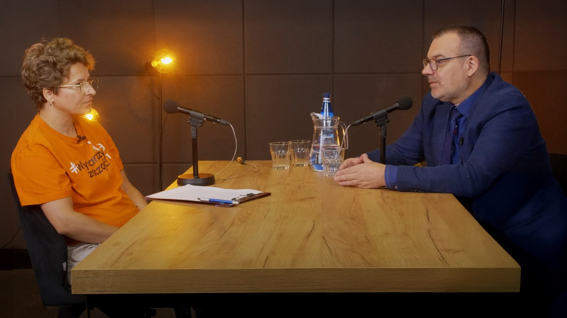 Ewa lefik Babiasz przy stole z gościem podcastu.