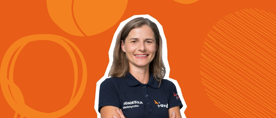 Zdjęcie portretowe Agnieszki Surmy na pomarańczowym tle.