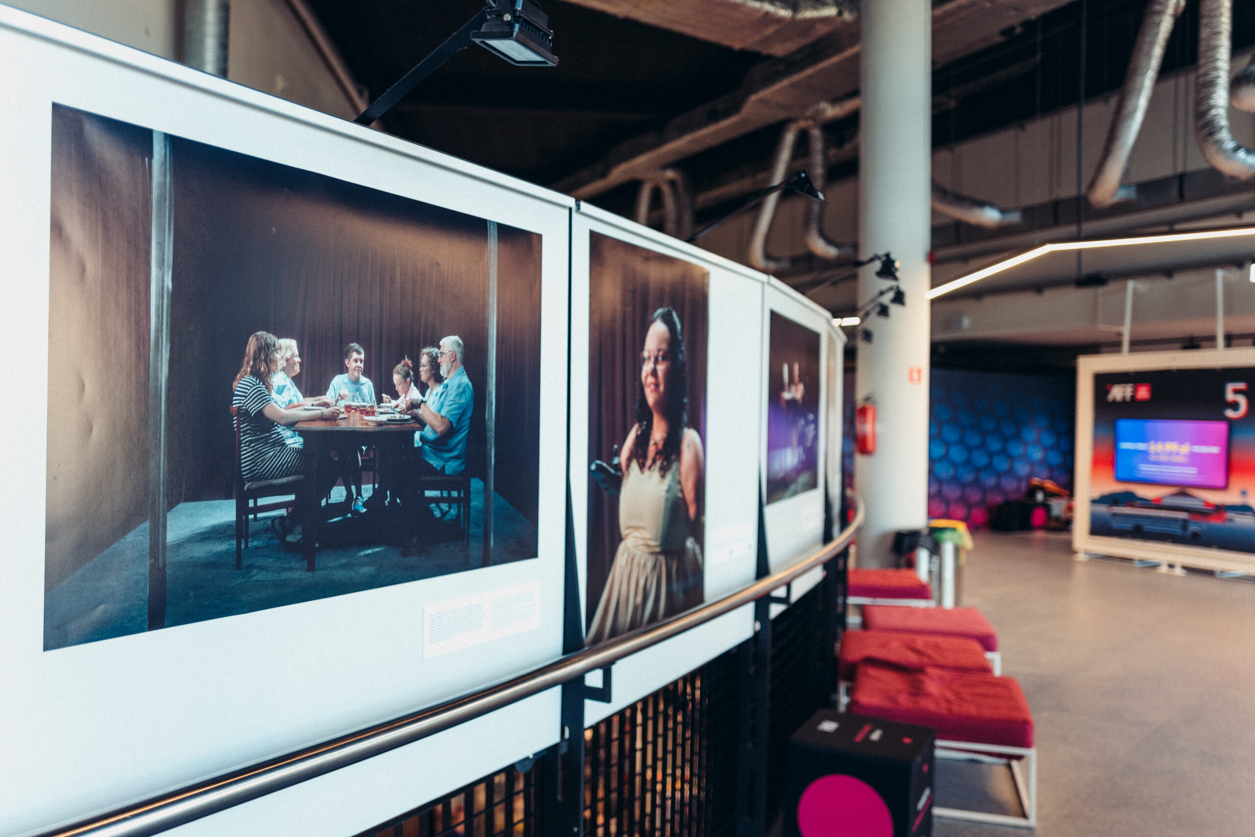 zdjęcia pokazuje wystawę zdjęć w przestrzeni galerii