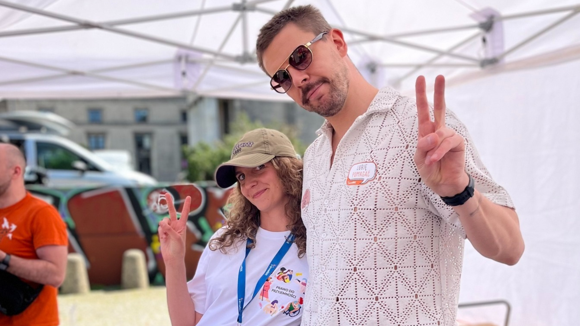 kobieta i mężczyzna pozujący do zdjęcia pokazujący znak victori