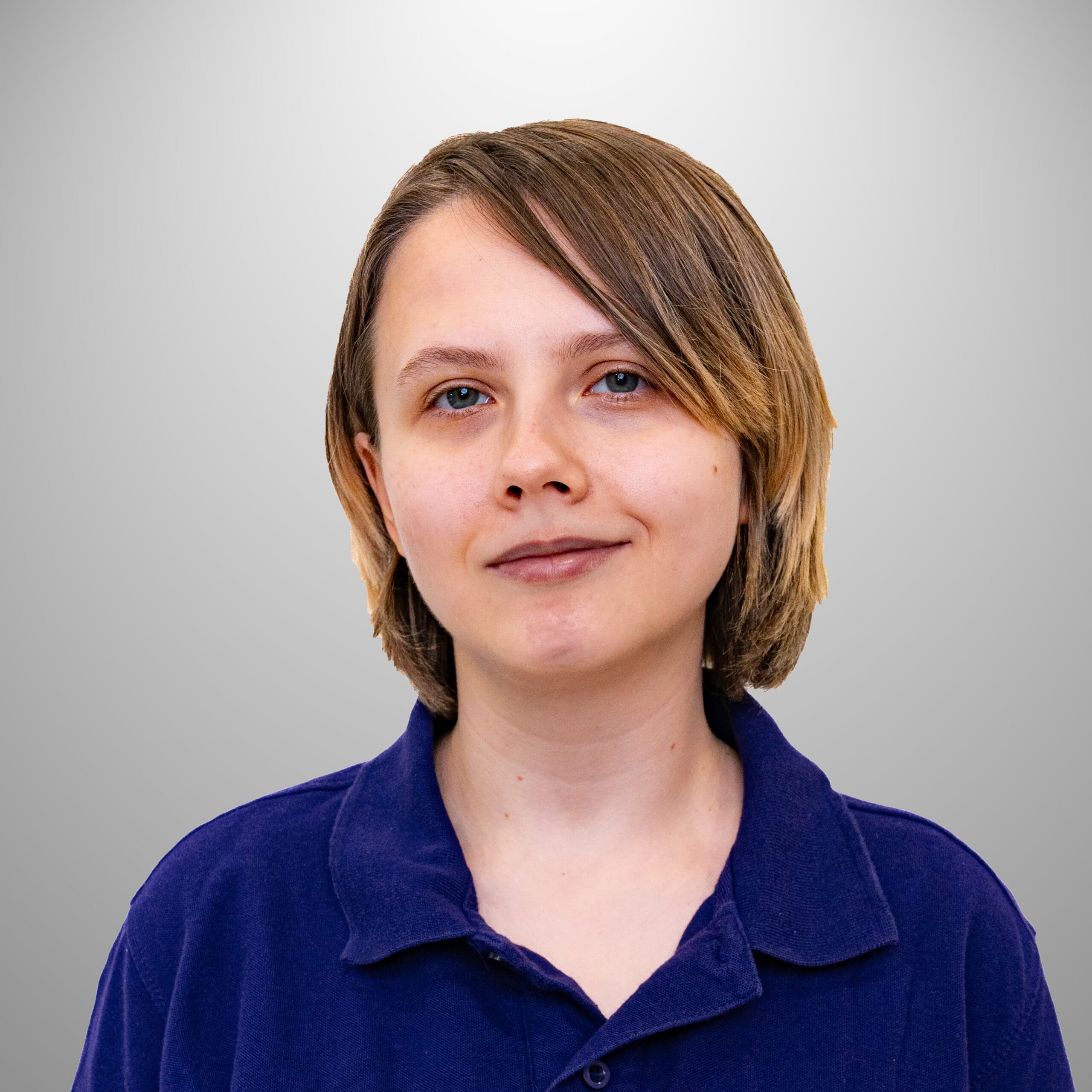 Lekko uśmiechnięta Wiktoria Dowgiel w fioletowej koszulce.