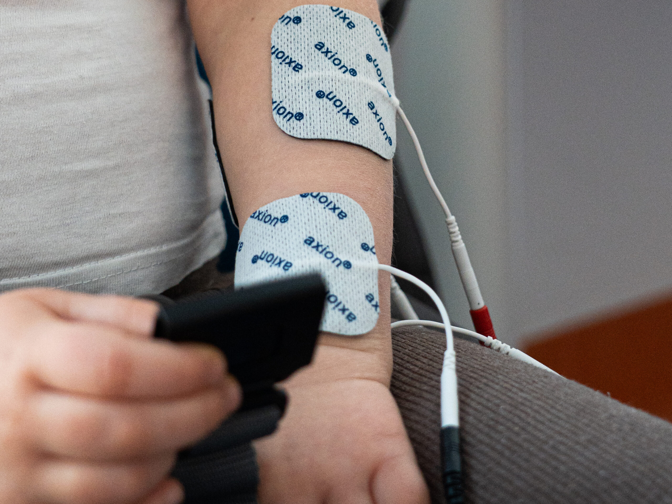 Podpięty na ręce elektrostymulator.