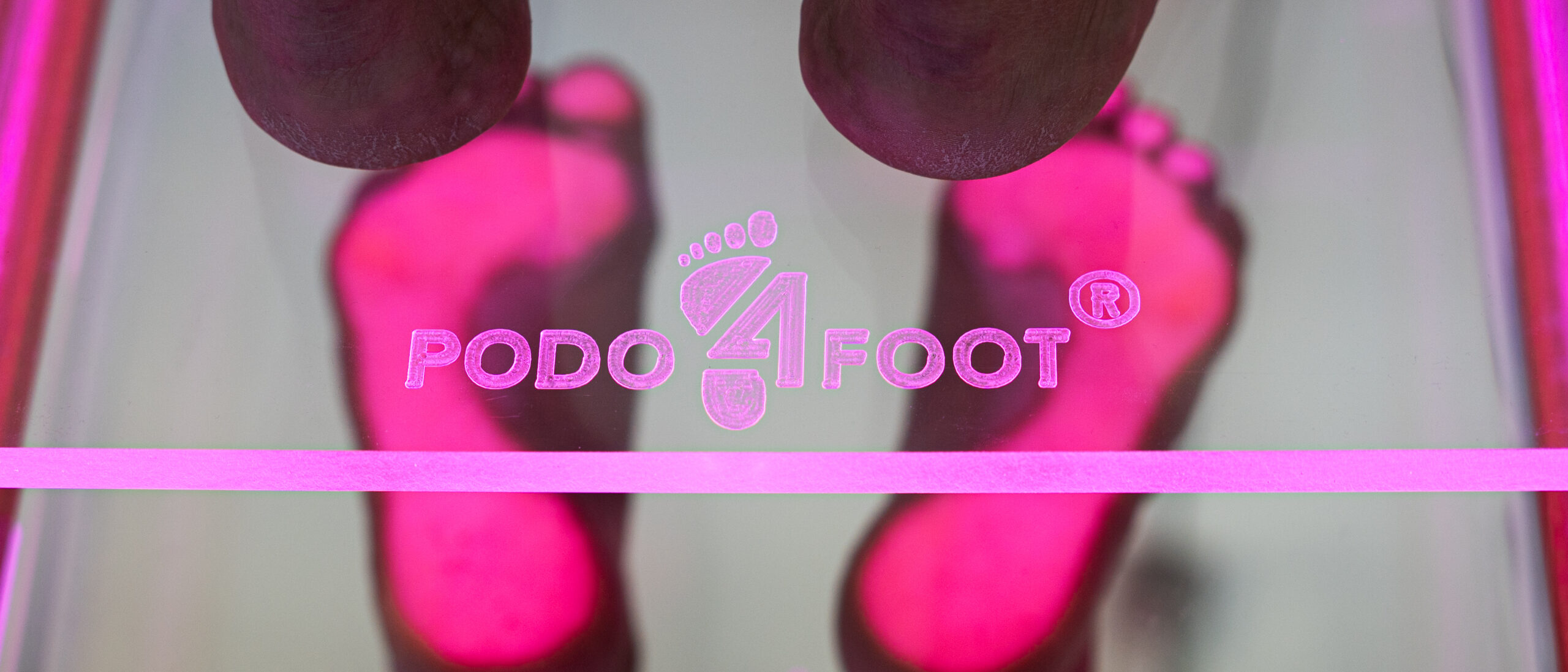 Stopy na urządzeniu podoskop.