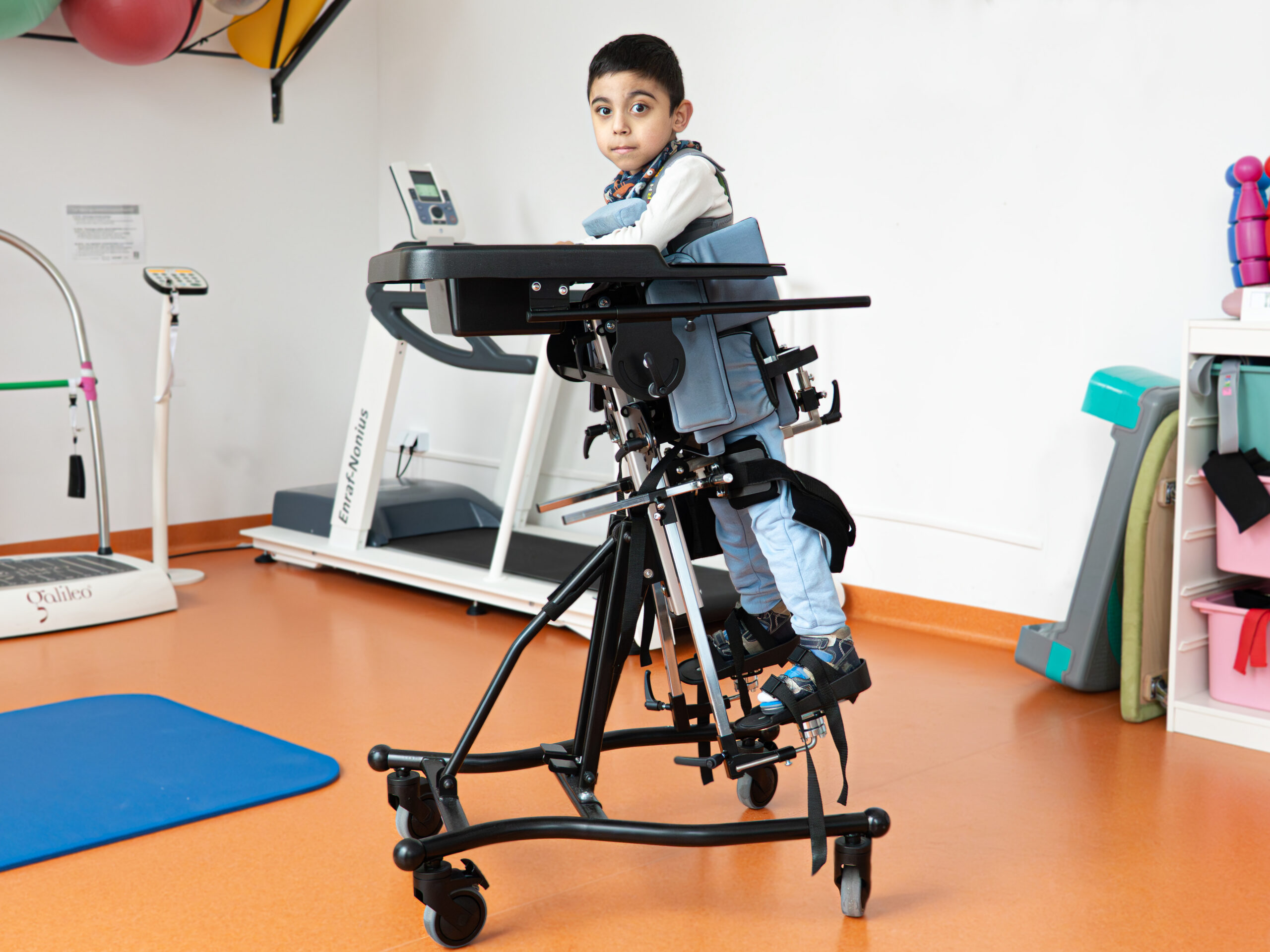 Chłopiec używa pionizator.