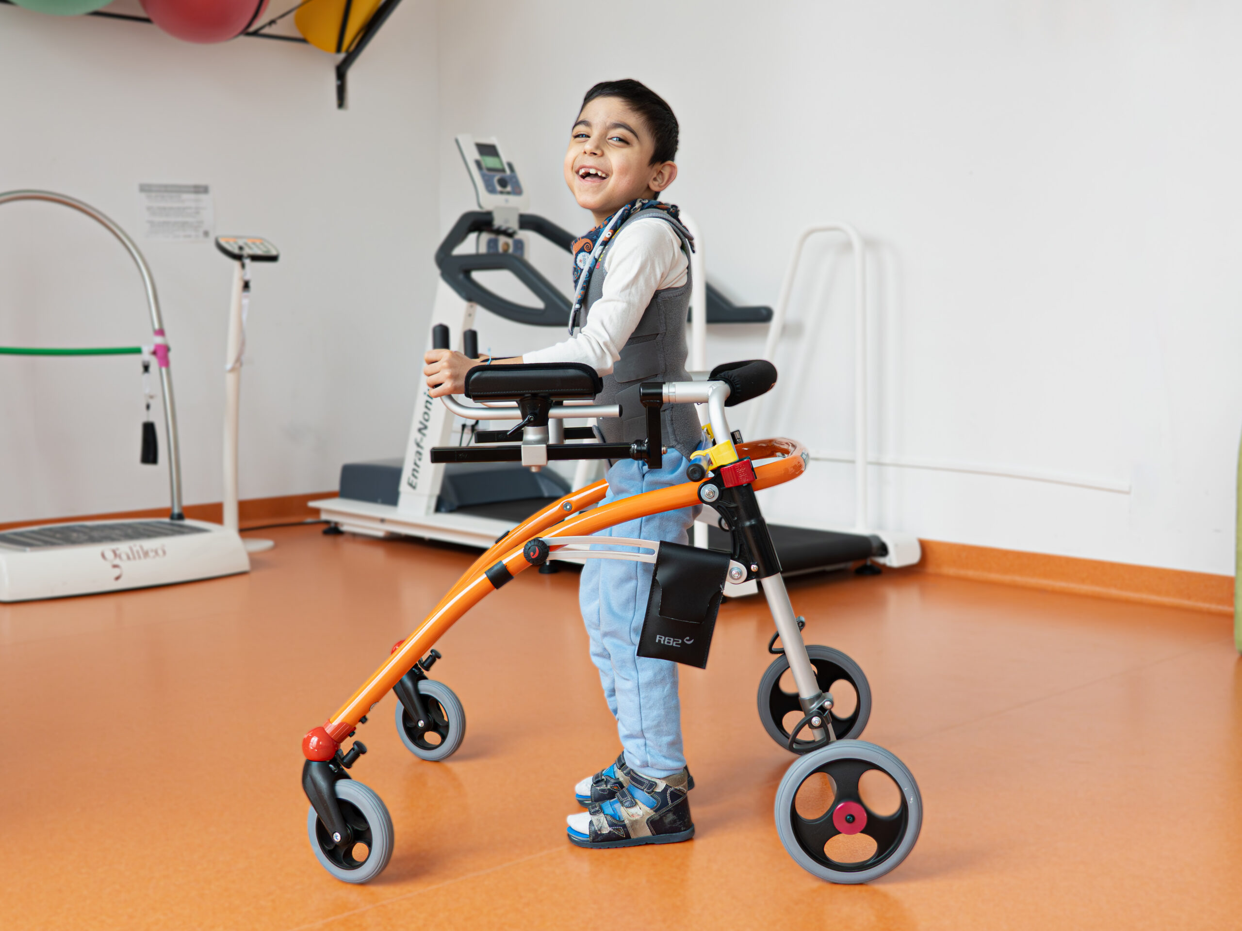 Chłopiec porusza się za pomocą chodzika.