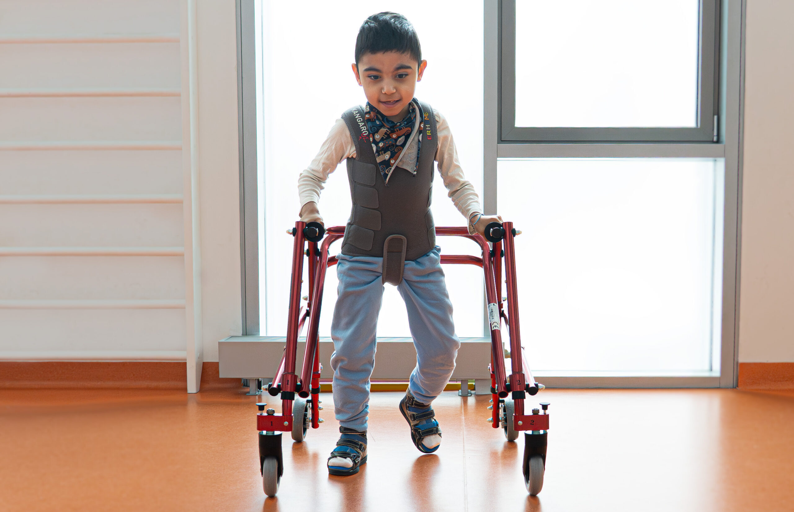 Chłopiec porusza się za pomocą chodzika Nimbo.