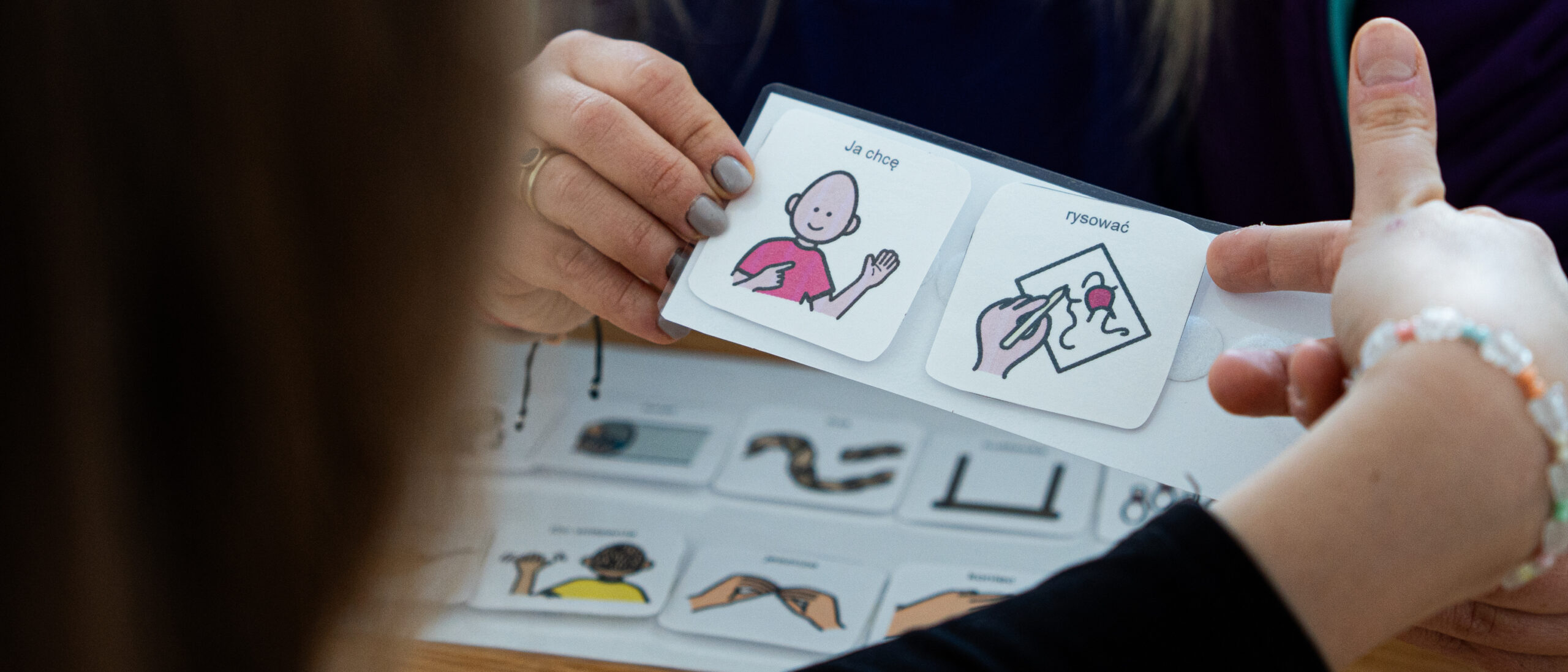Osoba trzyma w dłoni obrazki.