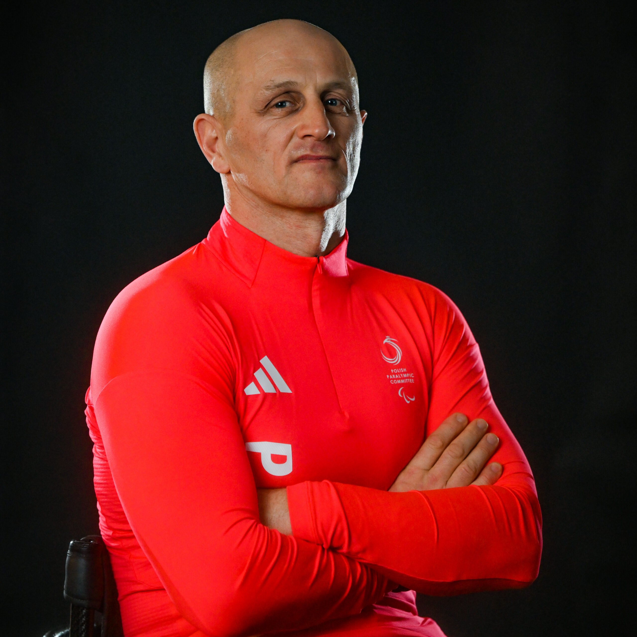 zdjęcie portretowe sportowca ubranego w czerwony strój reprezentacji Polski
