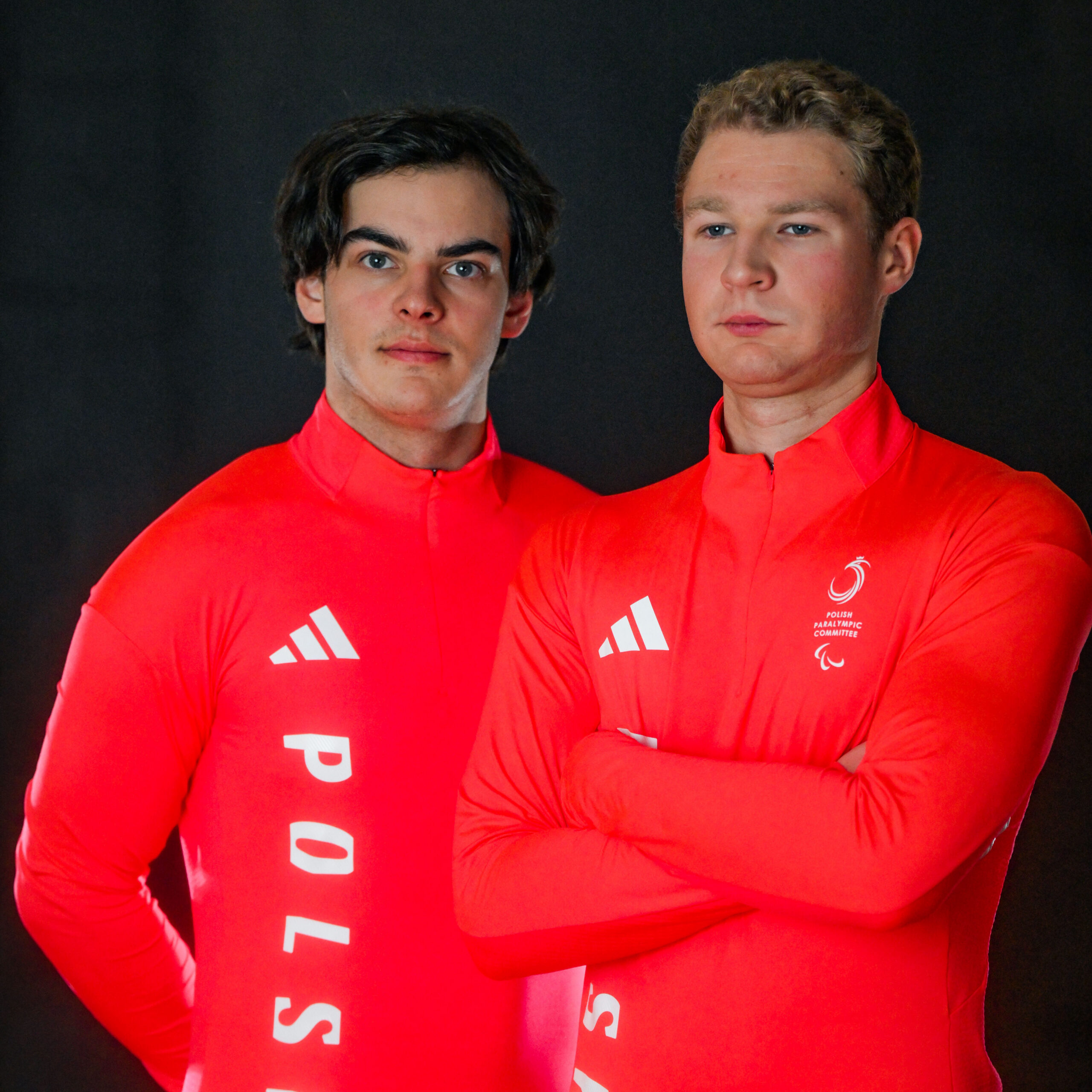 zdjęcie portretowe sportowców ubranych w czerwone stroje reprezentacji Polski