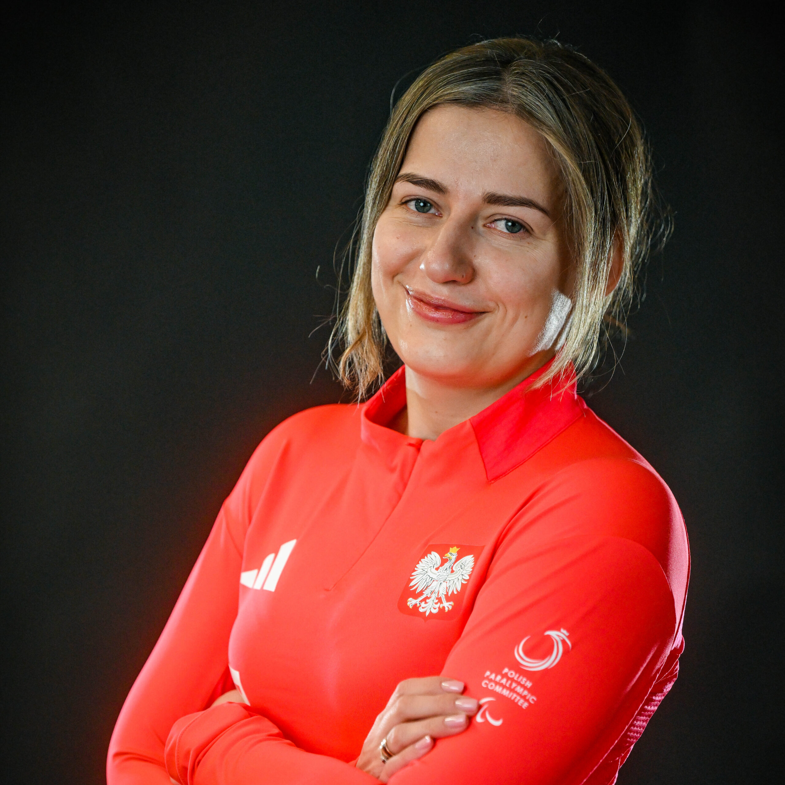 zdjęcie portretowe sportowczyni ubranej w czerwone stroje reprezentacji Polski