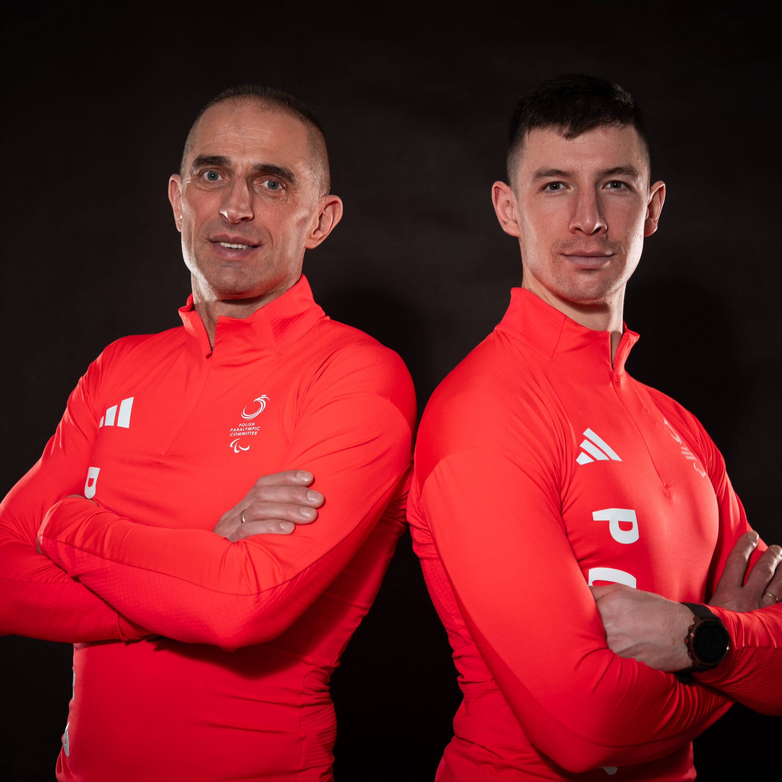 zdjęcie portretowe sportowców ubranych w czerwony strój reprezentacji Polski