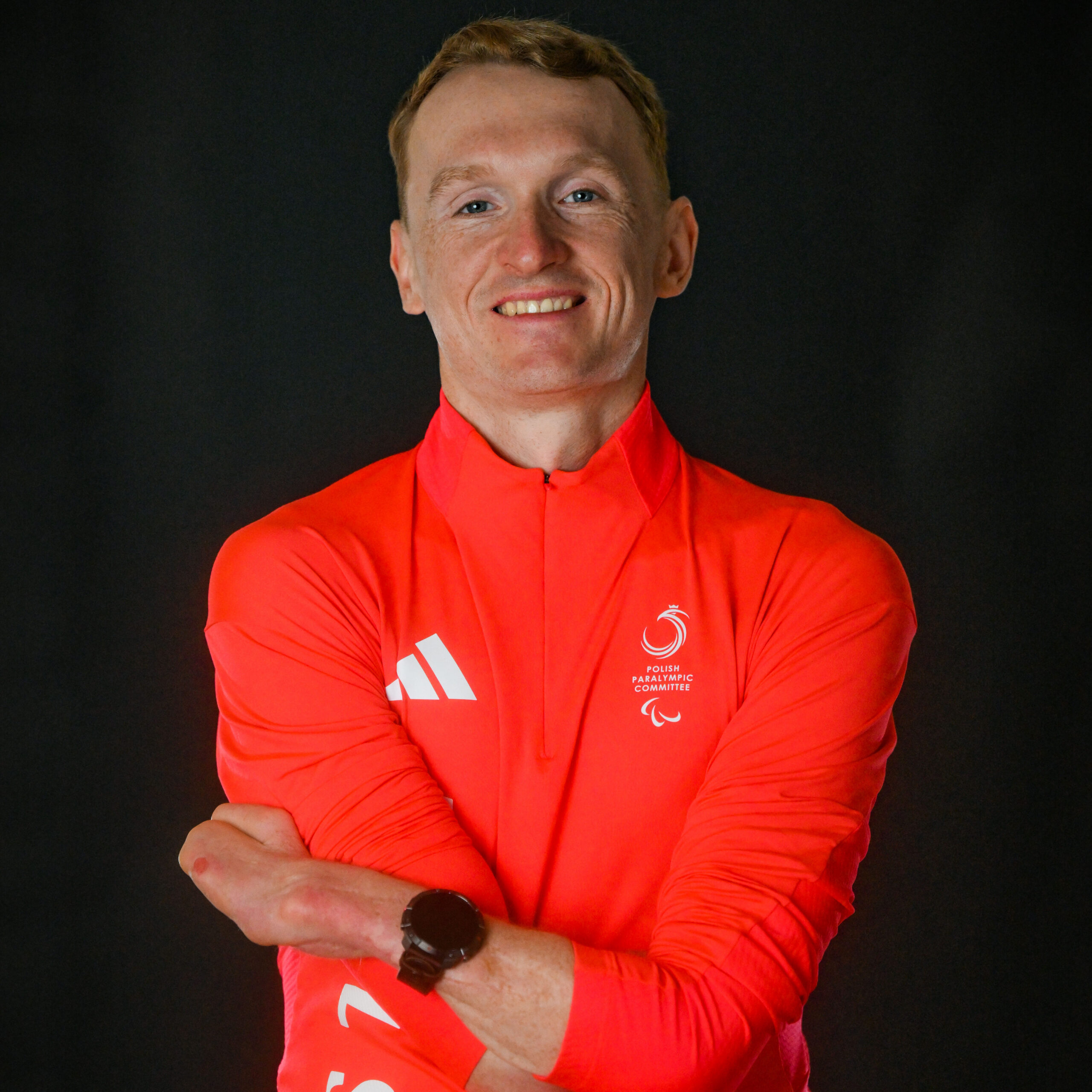 zdjęcie portretowe sportowca ubranego w czerwony strój reprezentacji Polski