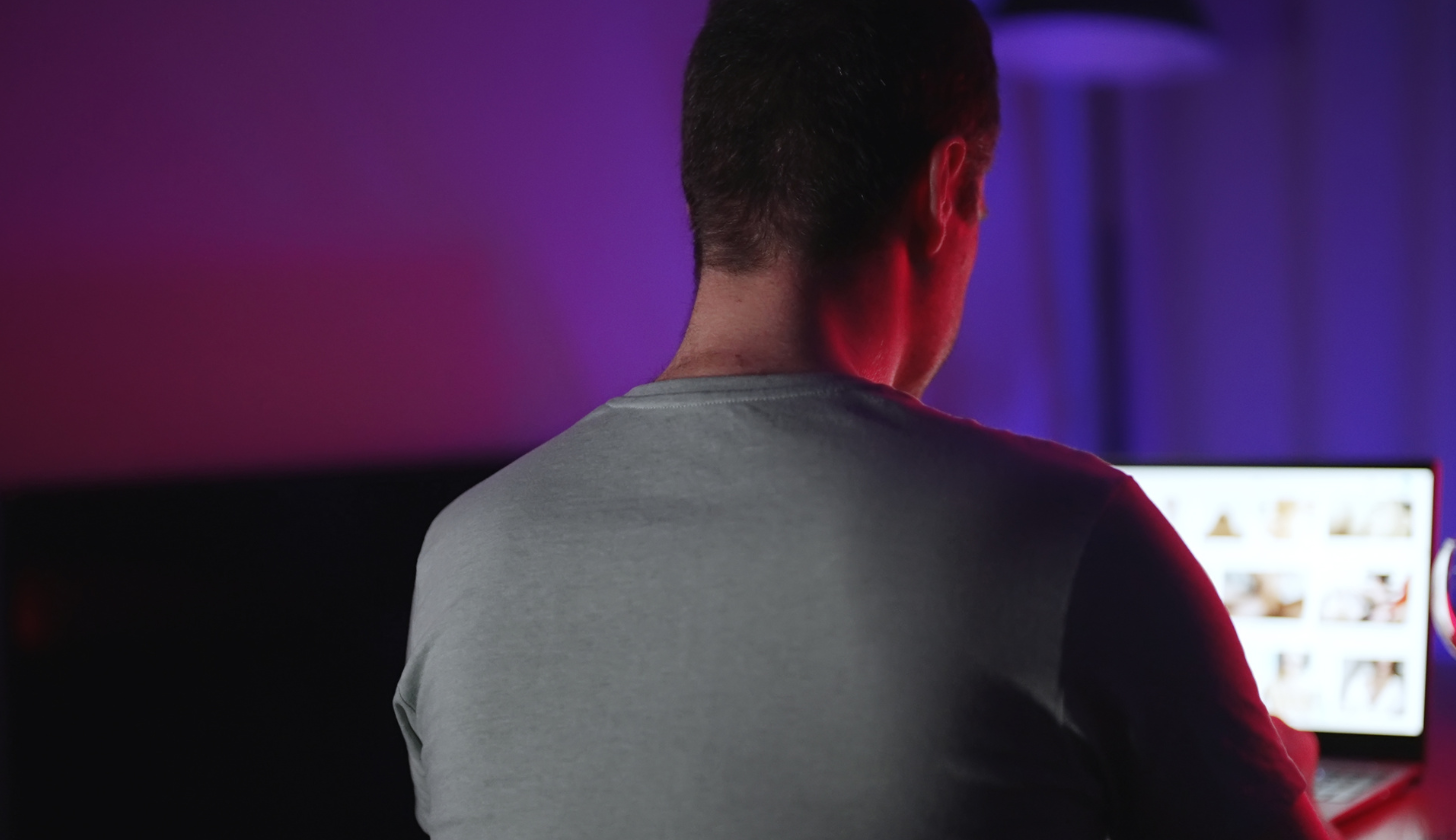 mężczyzna siedzący przy laptopie