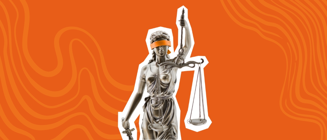 Pomarańczowa grafika z dekoracyjnym tłem i centralnie umieszczoną rzeźbą Temidy trzymającej wagę, z opaską na oczach. Minimalistyczny baner nawiązujący do tematyki prawa i sprawiedliwości.