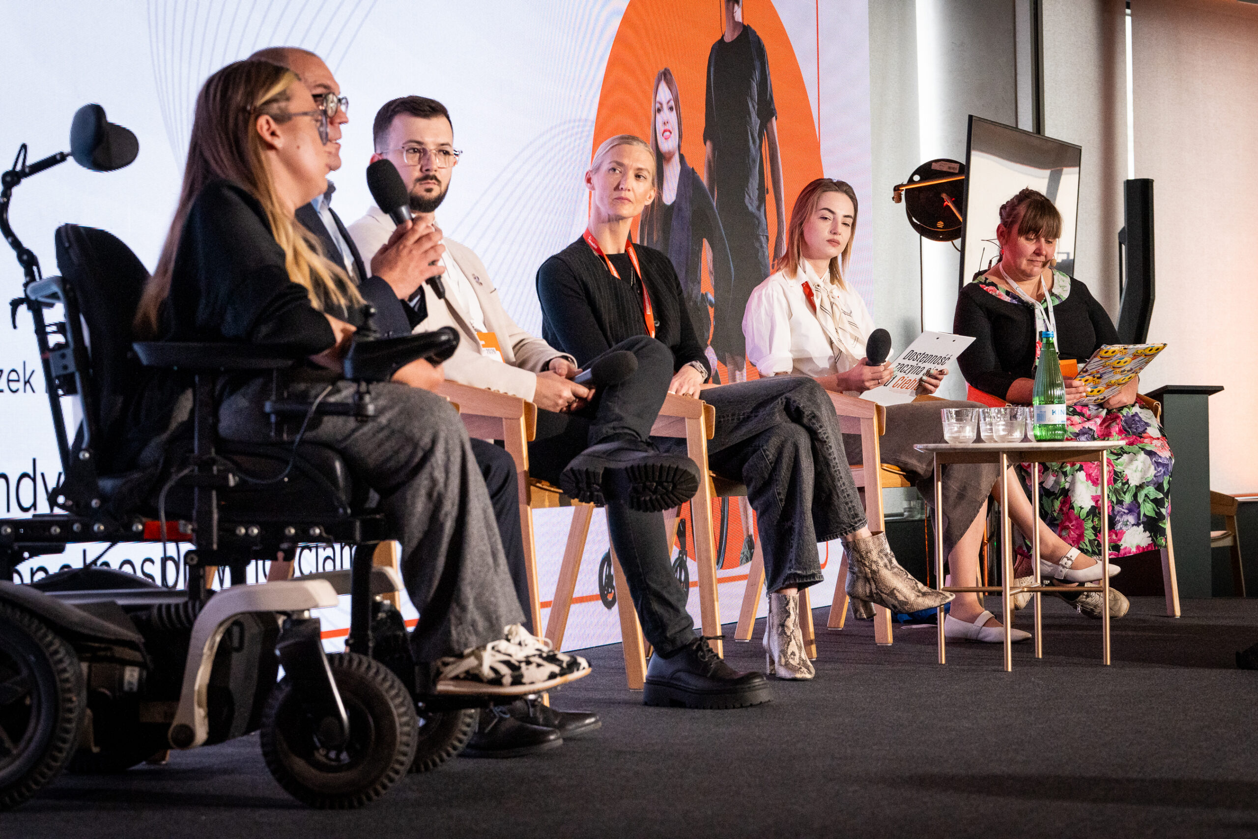 osoby na scenie podczas konferencji