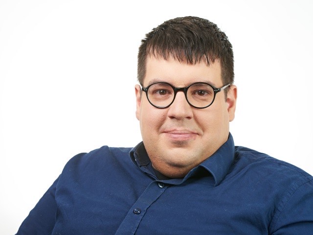 Bartosz Tarnowski, zdjęcie - mężczyzna w okularach, ciemne włosy