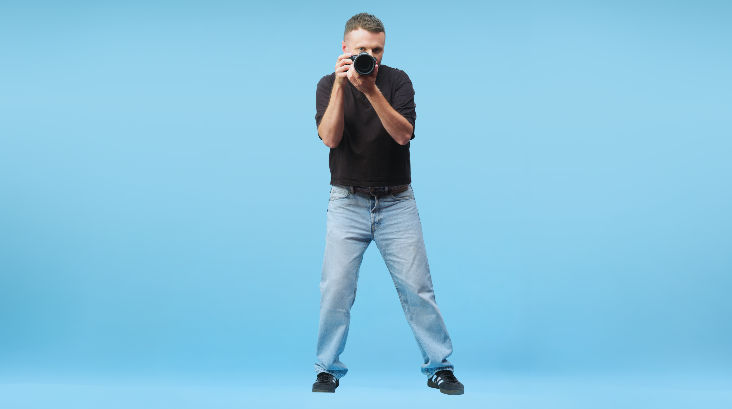 zdjęcie Piotra na niebieskim tle podczas fotografowania