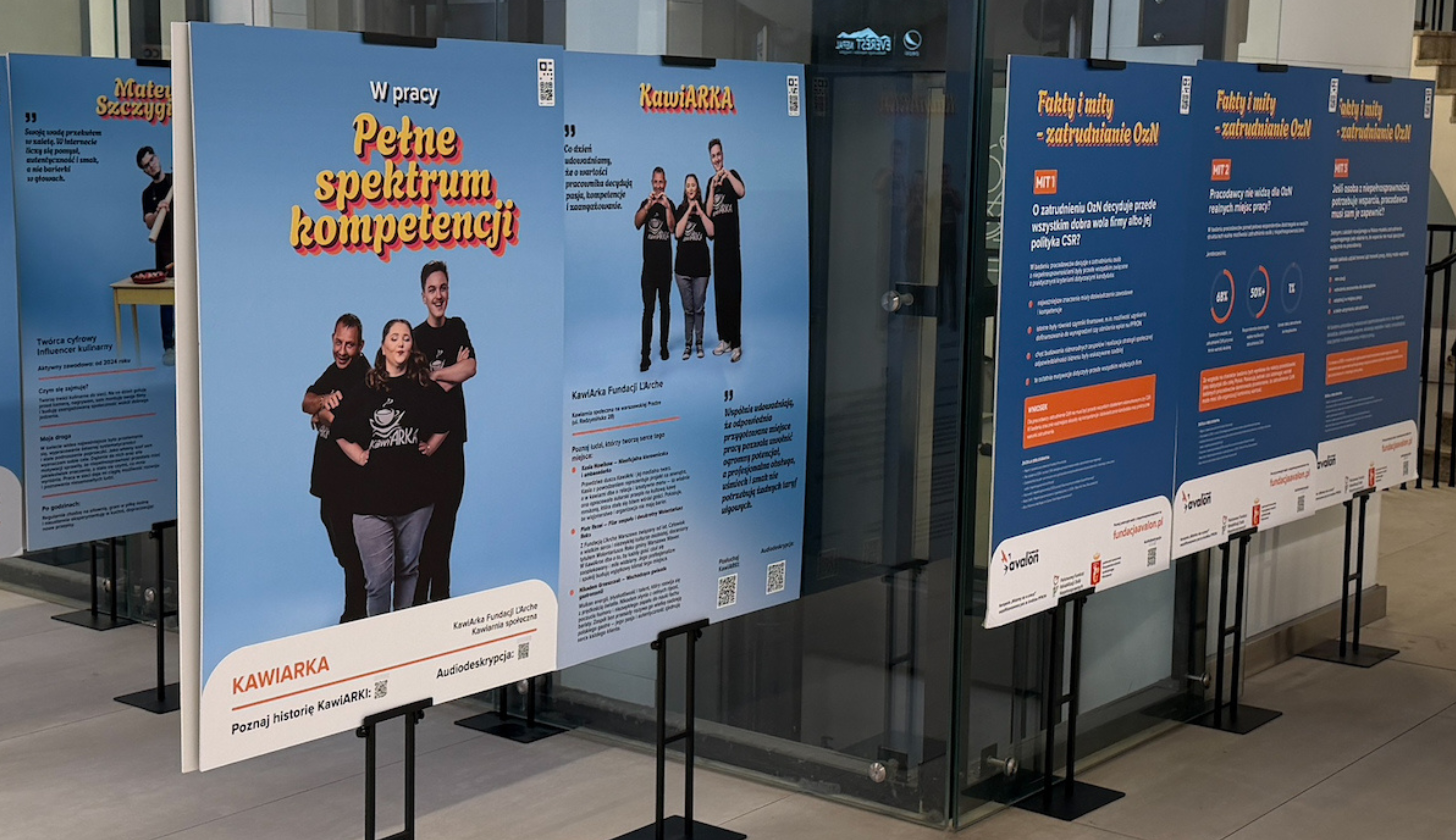zdjęcie pokazuje - prezentowane zdjęcia na stojakach - wystawę widzimy się w pracy w lobby biurowca